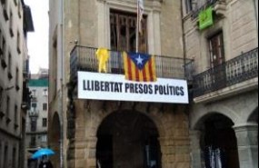 ep ayuntamientovicun lazo amarillouna pancartafavorlos presos