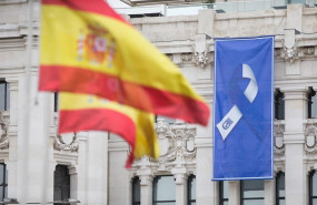 ep bandera de espana en la fuente de cibeles y bandera con el lazo que simboliza la lucha unida del