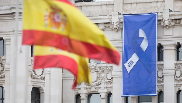 ep bandera de espana en la fuente de cibeles y bandera con el lazo que simboliza la lucha unida del