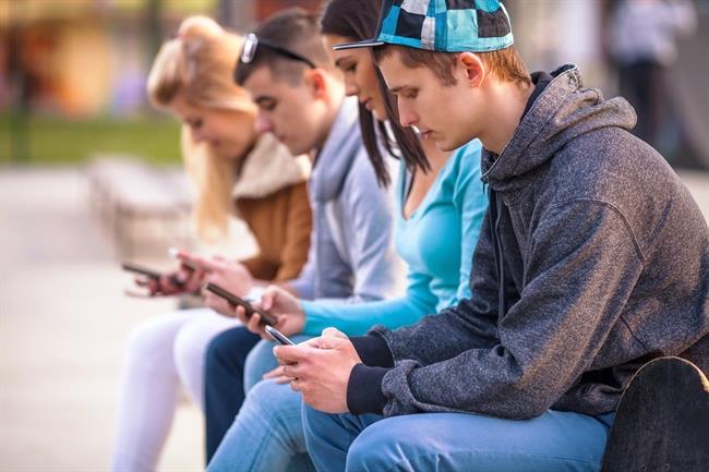 Jóvenes usando el móvil. | ISTOCK ep cada vezjovenessaben vivirsu movil