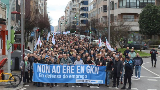 ep cientos de trabajadores de gkn se manifiestan contra el ere que pretende impulsar la empresa a