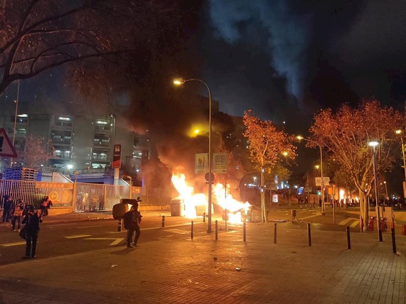 ep contenedores ardiendo en la zona del camp nou durante el clasico el 18 de diciembre de 2019