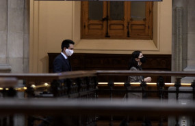 ep dos personas caminan bajo los televisores indicativos con los valores del ibex en el palacio de