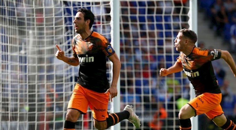 ep el capitan del valencia dani parejo celebra su tanto de penalti ante el espanyol