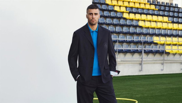 ep el futbolista espanol rodri hernandez con el traje de loewe que viste a la seleccion hasta 2030 ep el futbolista espanol rodri hernandez con el traje de loewe que viste a la seleccion hasta 2030