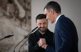 ep el presidente del gobierno pedro sanchez d y el presidente de ucrania volodimir zelenski i