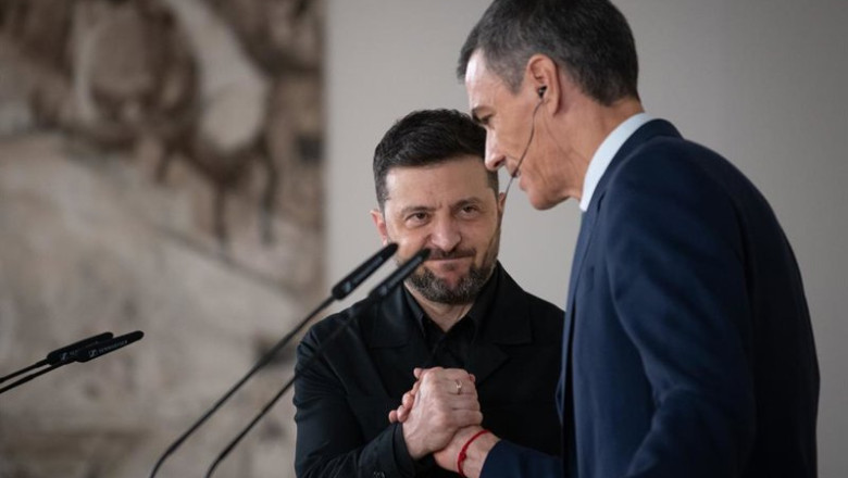 ep el presidente del gobierno pedro sanchez d y el presidente de ucrania volodimir zelenski i