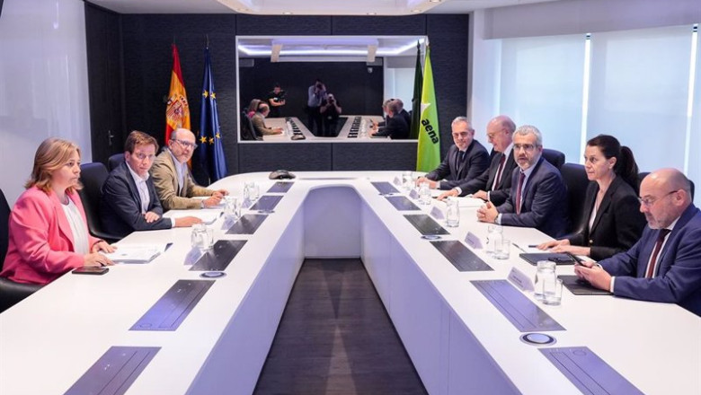 ep encuentro del alcalde de madrid jose luis martinez almeida con el presidente de aena maurici ep encuentro del alcalde de madrid jose luis martinez almeida con el presidente de aena maurici
