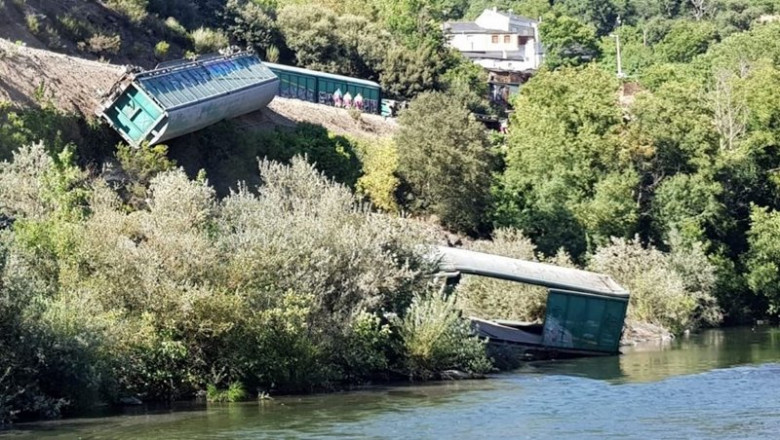 Foto de los vagones descarrilados en las inmediaciones del Sil. | GALICIA EN COMÚN ep foto de los vagones descarrilados en las inmediaciones del sil