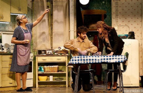 ep gorka otxoa maria castro y kiti manver durante una de las escenas de juntos