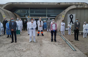 ep imagen de archivo del minuto de silencio por el medico sebastian traba fallecido por covid-19 el