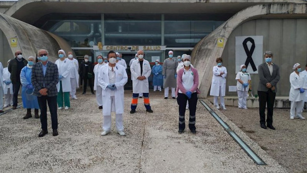 ep imagen de archivo del minuto de silencio por el medico sebastian traba fallecido por covid-19 el