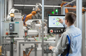 ep imagen de un trabajador en una planta automatizada