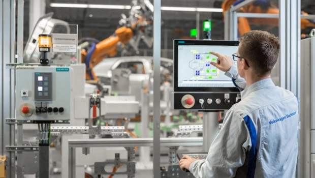 ep imagen de un trabajador en una planta automatizada