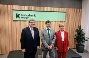 ep juan mari aburto anton arriola y arantxa tapia en la sede de kutxabank eragin en bilbao