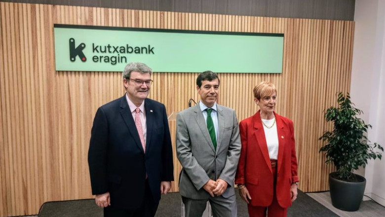 ep juan mari aburto anton arriola y arantxa tapia en la sede de kutxabank eragin en bilbao ep juan mari aburto anton arriola y arantxa tapia en la sede de kutxabank eragin en bilbao