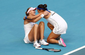 ep kristina mladenovic y caroline garcia celebran la conquista de la copa federacion tras ganar el