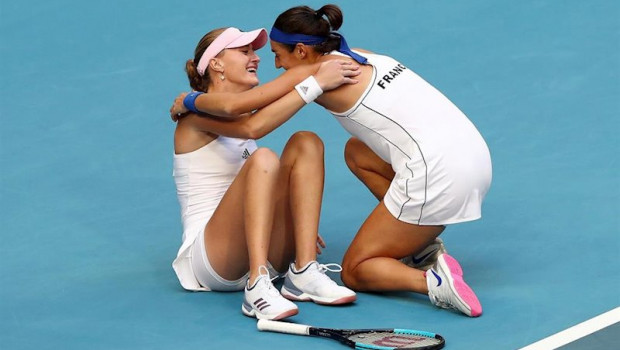 ep kristina mladenovic y caroline garcia celebran la conquista de la copa federacion tras ganar el