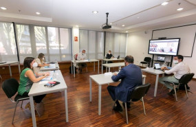 ep la consejera de turismo del gobierno de canarias yaiza castilla en una reunion con los consejeros