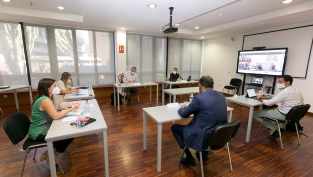 ep la consejera de turismo del gobierno de canarias yaiza castilla en una reunion con los consejeros