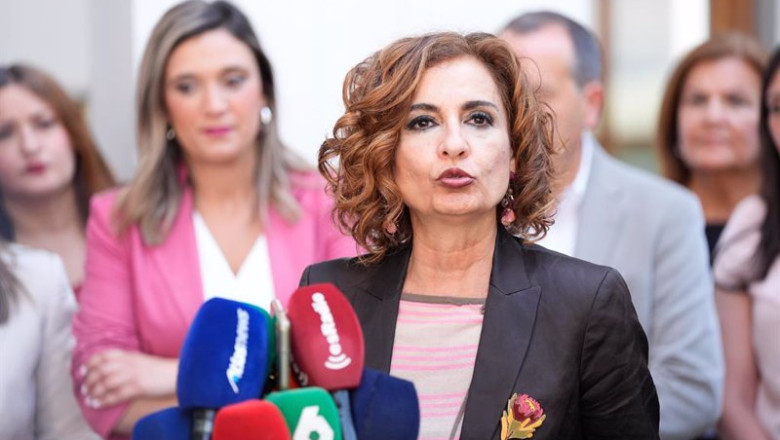 ep la secretaria general del psoe a maria jesus montero atiende a los medios en el patio del ep la secretaria general del psoe a maria jesus montero atiende a los medios en el patio del