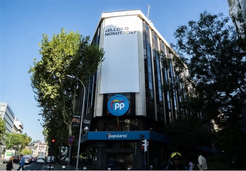 ep lona en la sede del pp con el lema de campana ellos o nosotros
