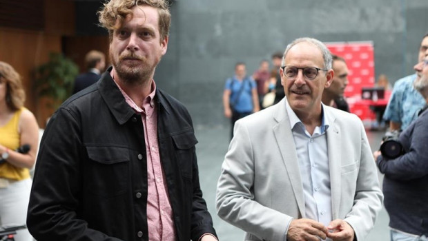 ep los parlamentarios foraleseh bildu nafarroa maiorga ramirezadolfo araizdel iniciola primera sesiondebateinvestidurala candidata socialistala presidencianavarra