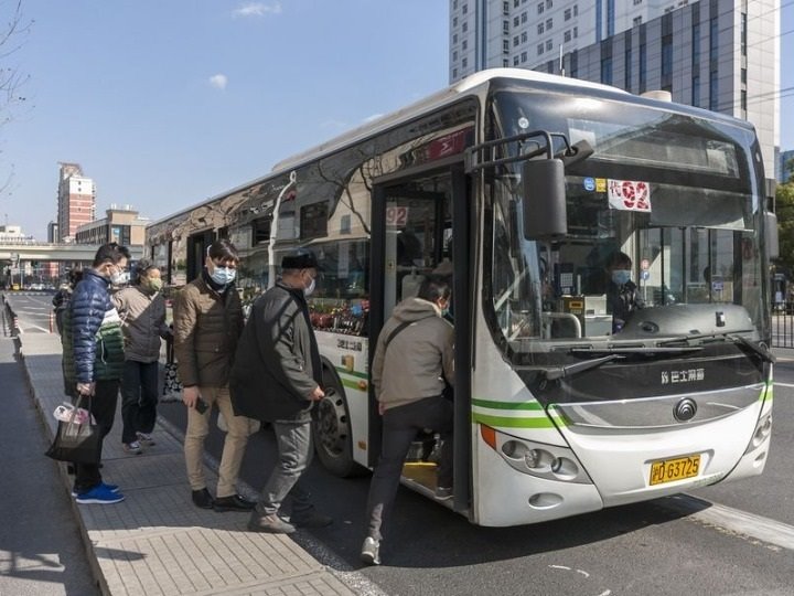 ep los pasajeros con mascaras se suben a un autobus en una estacion de autobuses en shanghai este de