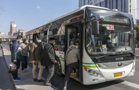 ep los pasajeros con mascaras se suben a un autobus en una estacion de autobuses en shanghai este de