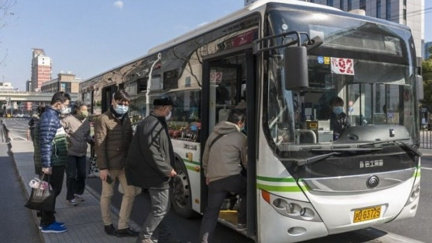 ep los pasajeros con mascaras se suben a un autobus en una estacion de autobuses en shanghai este de