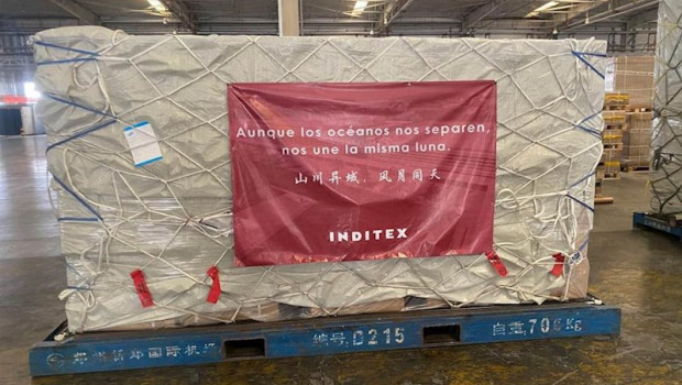 ep paquete en un carguero preparado para ser enviado en el que se lee aunque los oceanos nos separen