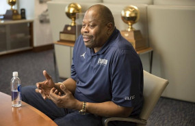 ep patrick ewing atiende a los medios en su despacho de la universidad de georgetown