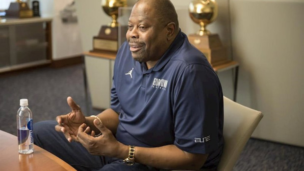 ep patrick ewing atiende a los medios en su despacho de la universidad de georgetown
