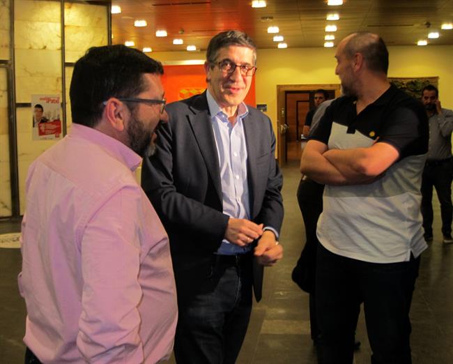 Patxi López (c) antes del acto con militantes y simpatizantes del PSOE de Jaén. | EUROPA PRESS ep patxi lopez c antesactomilitantessimpatizantespsoejaen