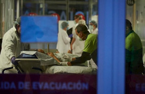 ep personal sanitario del hospital de navarra en el servicio de urgencias atiende a un paciente en