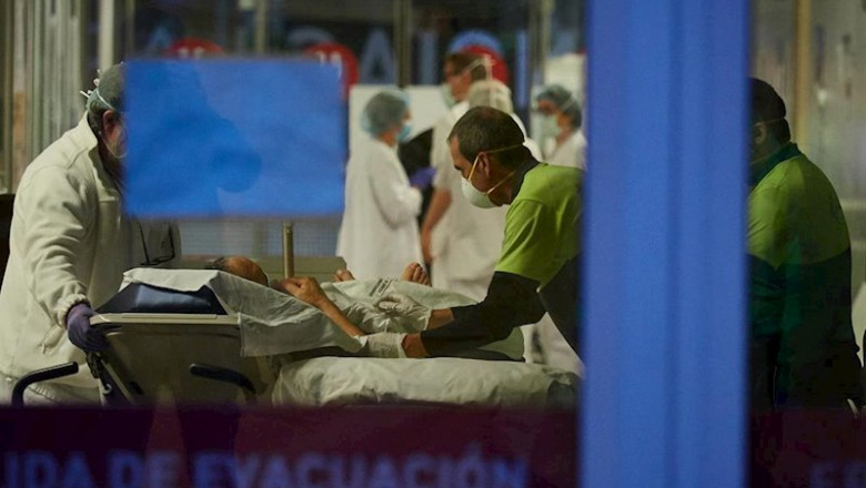 Personal sanitario del Hospital de Navarra en el Servicio de Urgencias atiende a un paciente en camilla durante la cuarta semana de confinamiento por el Estado de Alarma decretado por el Gobierno de España con motivo del coronavirus, COVID-19. En Pamplona | Eduardo Sanz - Europa Press ep personal sanitario del hospital de navarra en el servicio de urgencias atiende a un paciente en