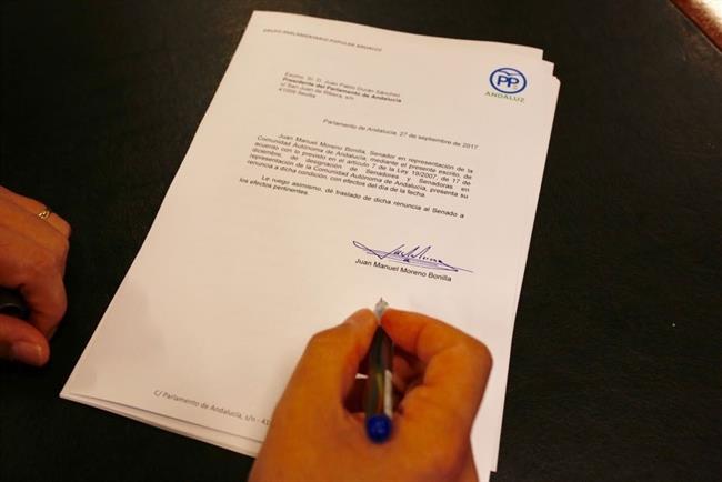 El presidente del PP-A, Juanma Moreno, firma su renuncia como senador | EUROPA PRESS/TWITTER JUANMA MORENO ep presidentepp-a juanma moreno firmarenunciasenador
