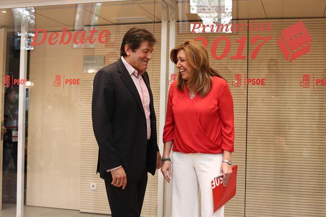 Susana Díaz y Pedro Sánchez antes del inicio del debate del PSOE | EUROPA PRESS ep susana diazpedro sanchezdel iniciodebatepsoe