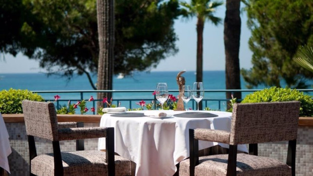 ep terraza de restaurante con vista al mar