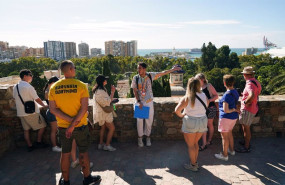 ep turista visitando la ciudad a 27 de septiembre de 2024 en malaga andalucia espana