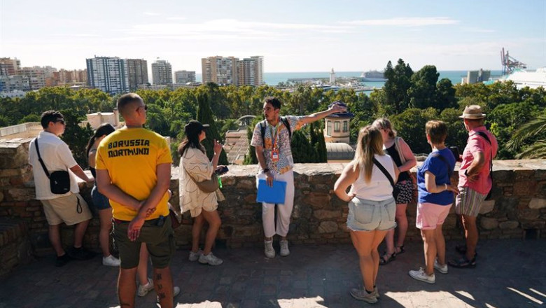 ep turista visitando la ciudad a 27 de septiembre de 2024 en malaga andalucia espana ep turista visitando la ciudad a 27 de septiembre de 2024 en malaga andalucia espana