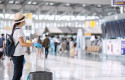 ep turistas en aeropuerto con maleta y mascarilla