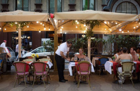 ep un camarero atiende a una mesa en las ramblas a 15 de junio de 2022 en barcelona catalunya espana
