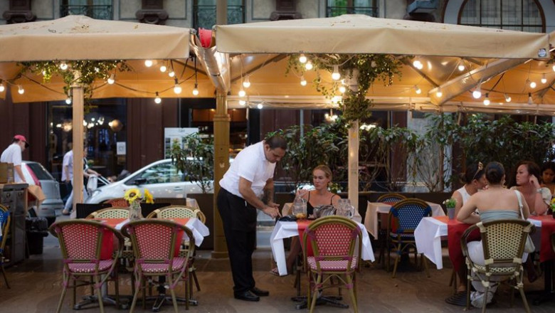 Un camarero atiende a una mesa en las Ramblas, a 15 de junio de 2022, en Barcelona, Catalunya (España). | David Zorrakino - Europa Press ep un camarero atiende a una mesa en las ramblas a 15 de junio de 2022 en barcelona catalunya espana