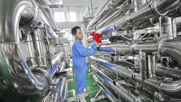 ep un empleado limpia unos equipos en una fabrica de vinos en weifang china