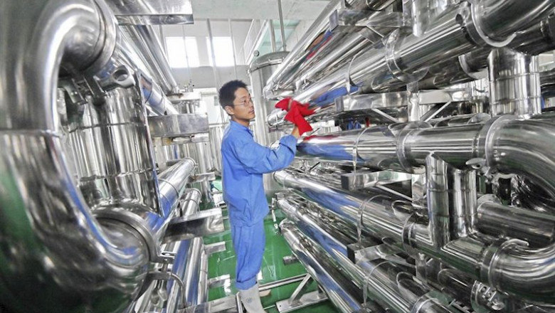 ep un empleado limpia unos equipos en una fabrica de vinos en weifang china ep un empleado limpia unos equipos en una fabrica de vinos en weifang china
