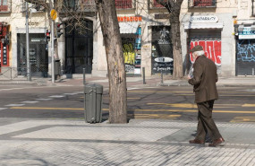 ep un hombre pasa frente a multitud de comercios cerrados en madrid