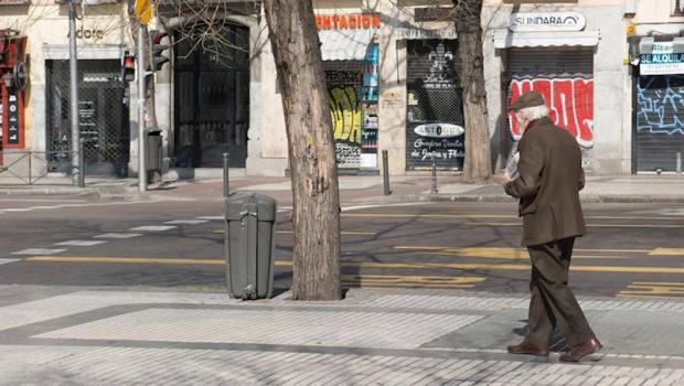 ep un hombre pasa frente a multitud de comercios cerrados en madrid