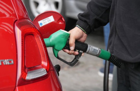 ep una persona echa combustible