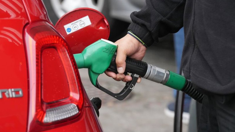 ep una persona echa combustible